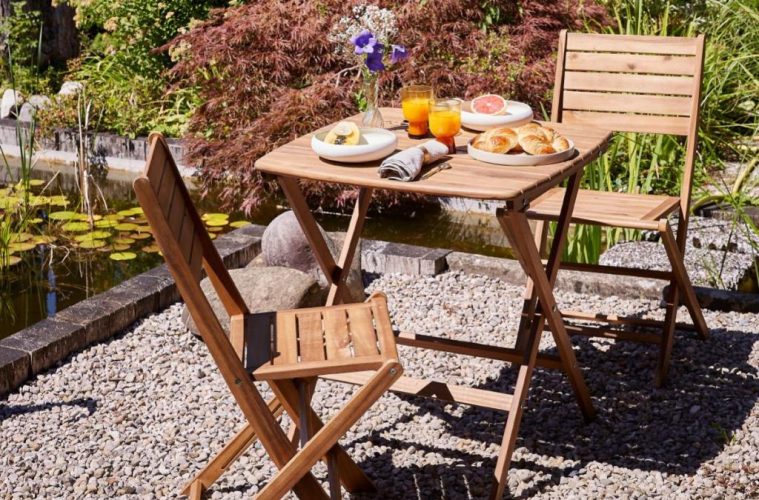 Privilégiez les chaises de jardin pliantes pour optimiser votre espace extérieur